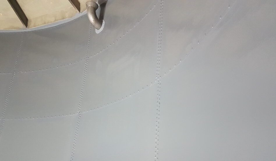 Aizsargpārklājums metāla tvertnē un industriālā metāla konstrukcijā