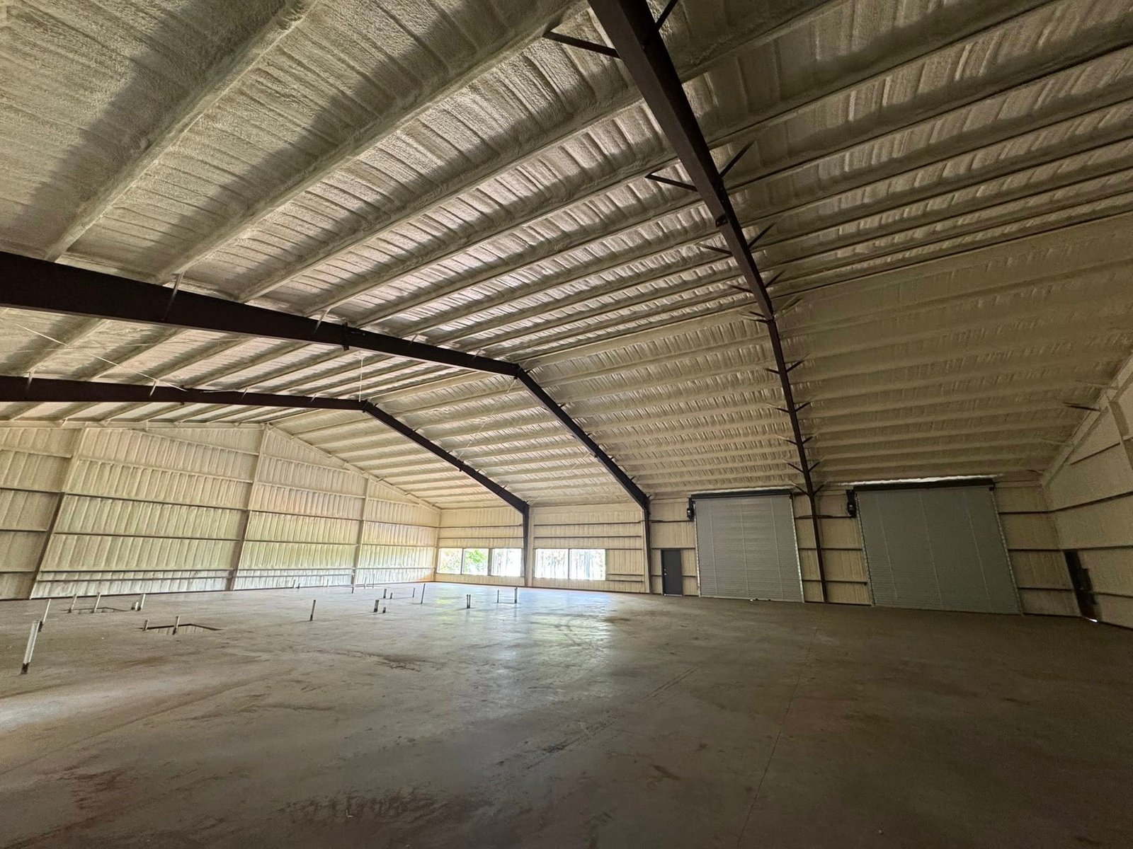 Metāla angārs ar poliuretāna putu siltinājumu