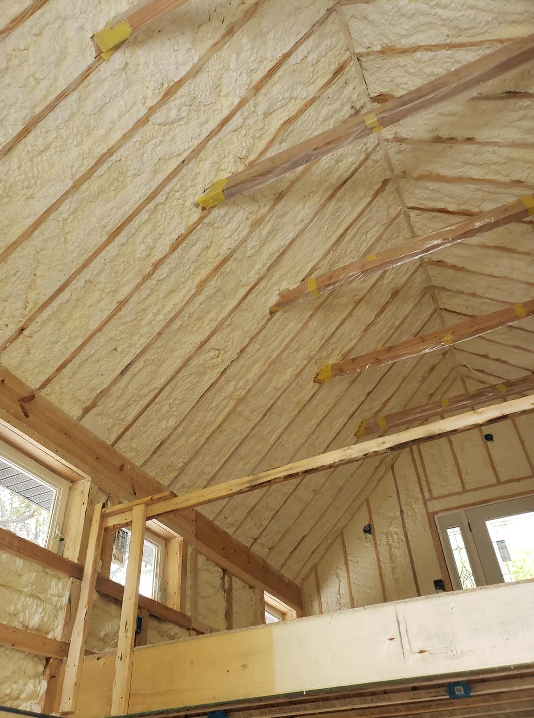 Atvērtu šūnu poliuretāna putas koka karkasa jumta konstrukcijā