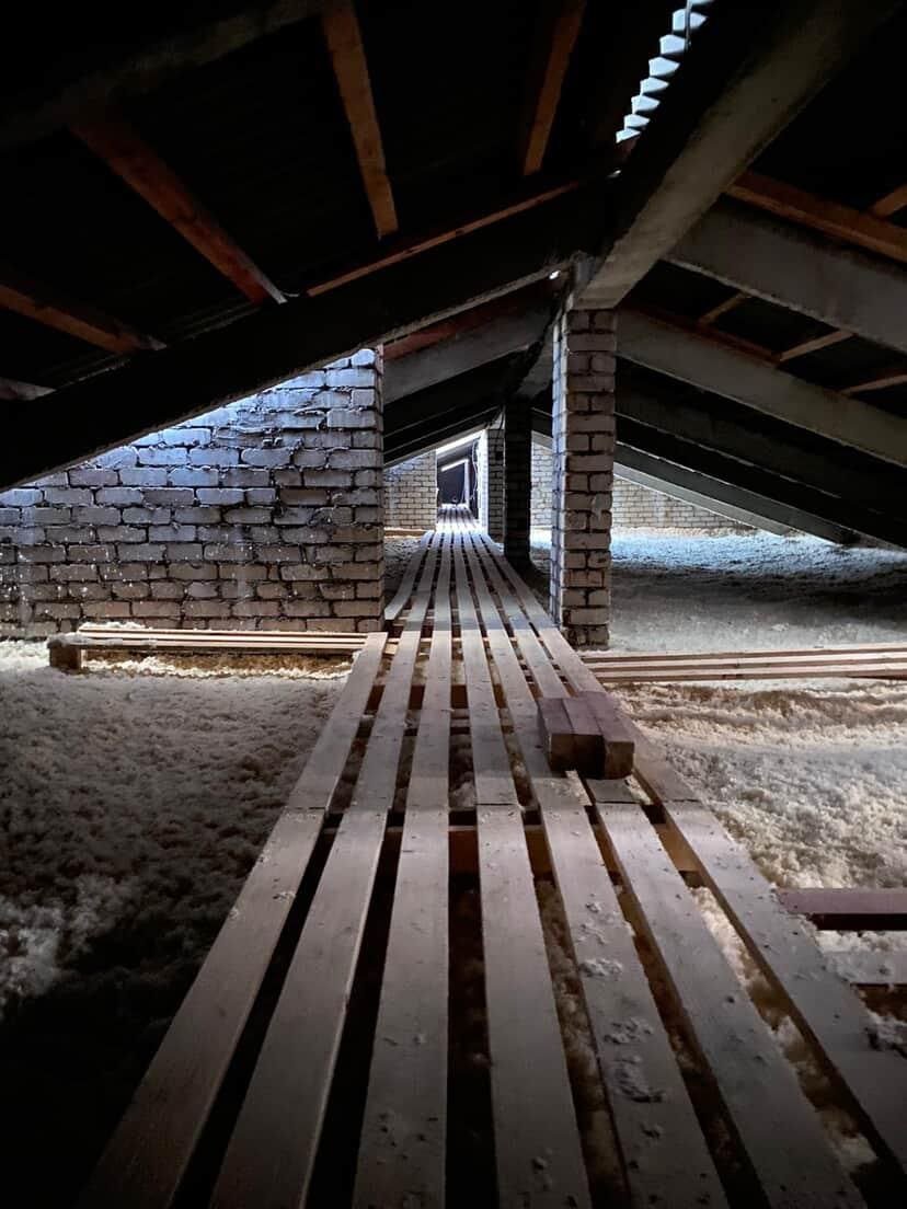 Auksto bēniņu pārseguma siltināšana ar beramo izolāciju — vienmērīgs slānis pa visu plakni